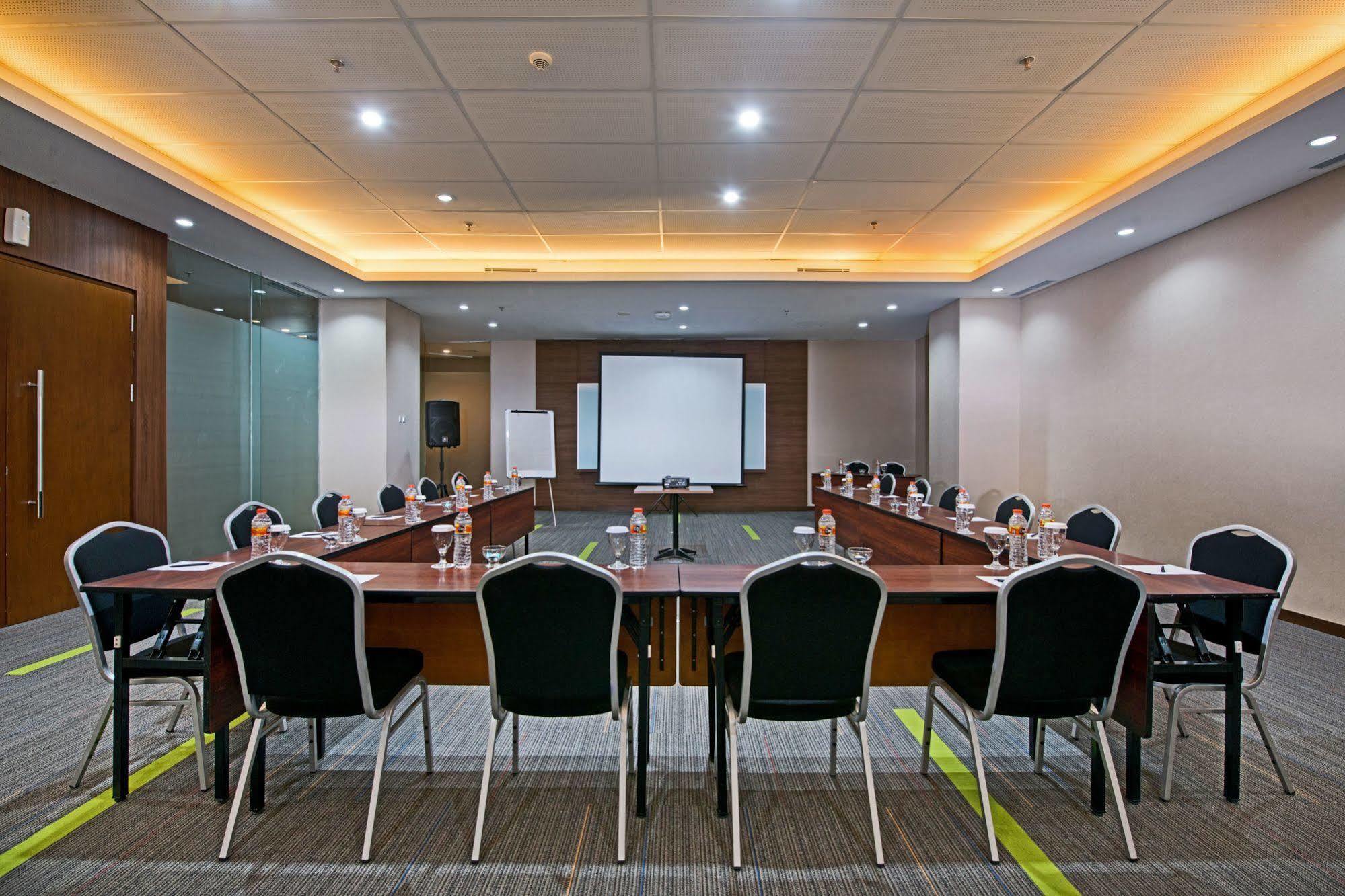 Grand Whiz Poins Simatupang Джакарта Экстерьер фото